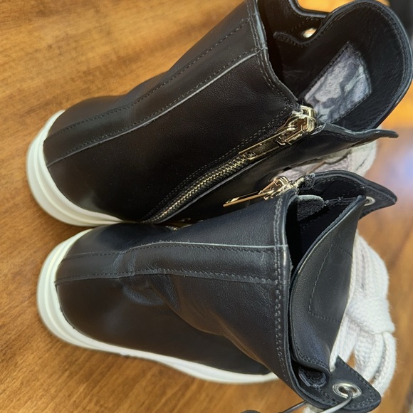 Black-and-white high tops, women's size 9 - Picture 4 of 7